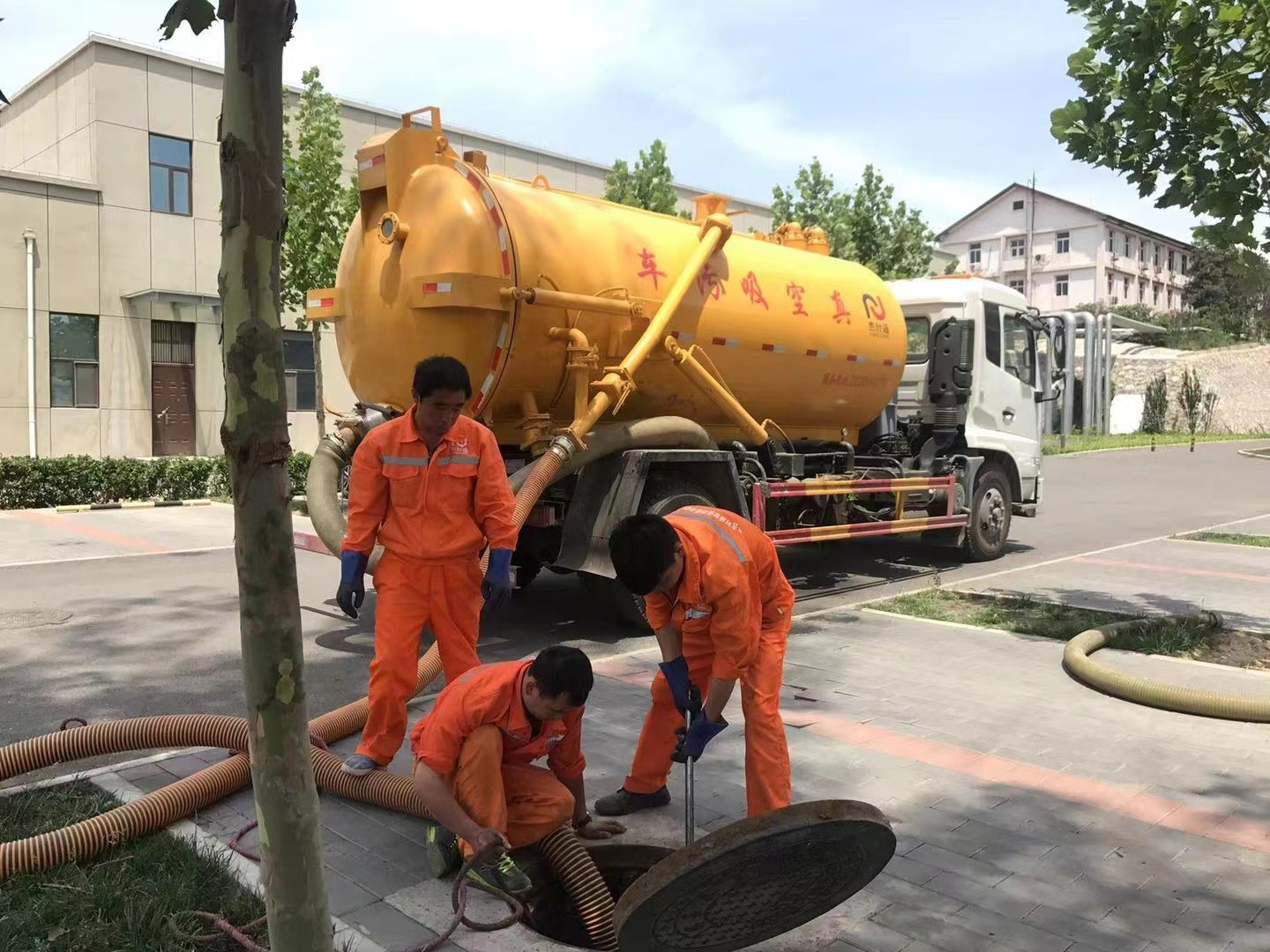 祁连管道疏通车停在窨井附近