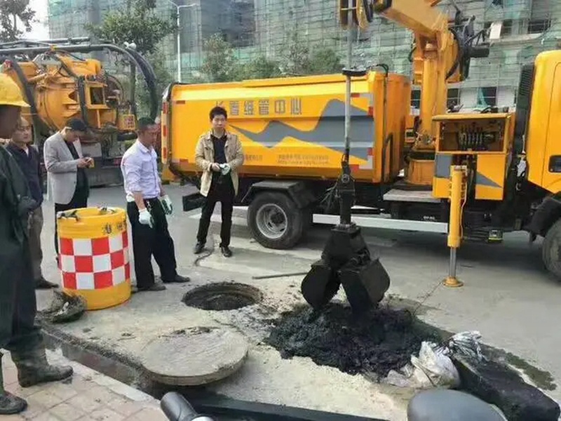 祁连街道：网格员化身“清道夫”，为民解忧疏通“堵心”化粪池
