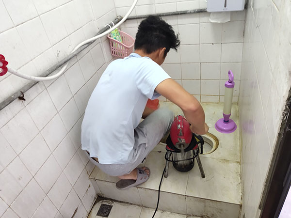祁连肥皂掉到马桶里把马桶堵住了怎么办？马桶堵住了怎么办
