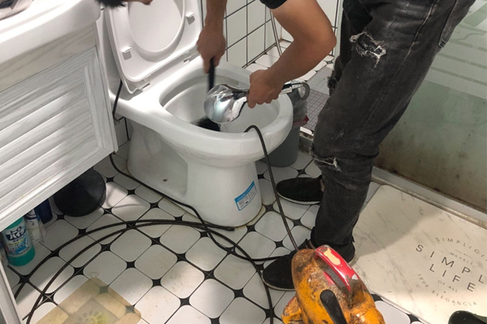 祁连马桶堵塞自己疏通还是找师傅?专业上门服务让你省时更省心